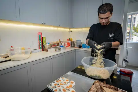 Encik Nazrin Shah sedang meyiapkan nasi ulam. Ia merupakan campuran yang kaya dengan rasa, dicampur dengan penggunaan herba segar seperti daun kesum, daun kunyit, dan serai bagi menghasilkan bau yang wangi dan aromatik.