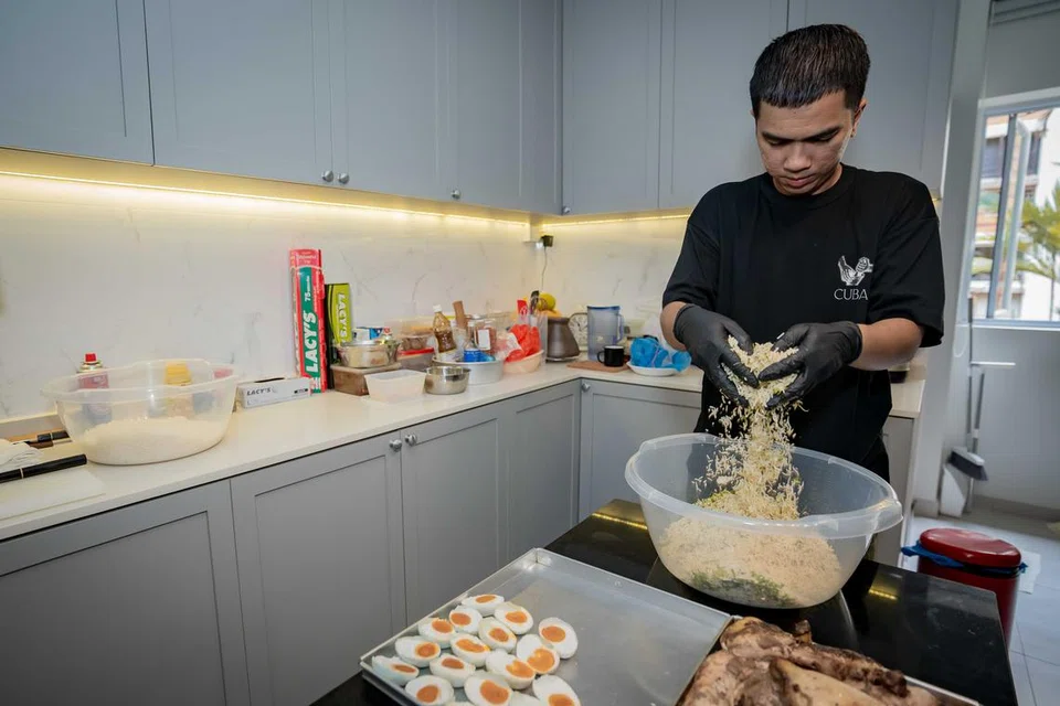 Encik Nazrin Shah sedang meyiapkan nasi ulam. Ia merupakan campuran yang kaya dengan rasa, dicampur dengan penggunaan herba segar seperti daun kesum, daun kunyit, dan serai bagi menghasilkan bau yang wangi dan aromatik.