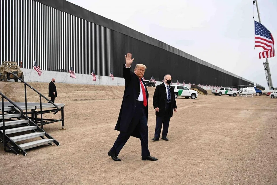 BINA TEMBOK: Presiden Trump melambai selepas memberi ucapan dalam rangka lawatan ke sebahagian tembok sempadan di Alamo, Texas awal bulan ini. Dalam kempen pilihan rayanya, Encik Trump berikrar membina tembok konkrit di sepanjang sempadan 3,200 km itu. Namun apa yang akhirnya dibina ialah jauh lebih rendah daripada apa yang dijanjikannya. - Foto AFP