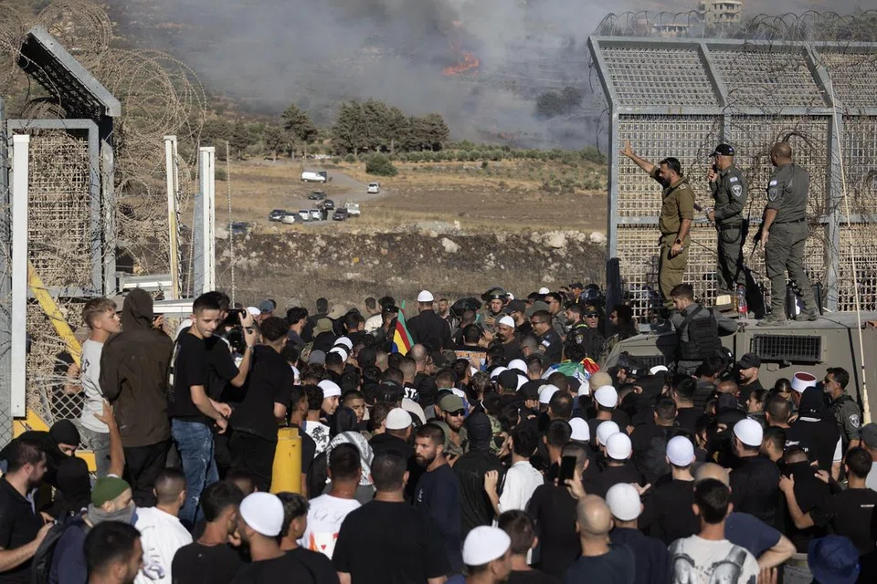 Sekumpulan penduduk Druze dari Golan dan Galilee melintasi zon penampan untuk memasuki Syria, berhampiran perkampungan Majdal Shams di Dataran Tinggi Golan, pada 16 Julai 2025. Pasukan Pertahanan Israel mengesahkan telah melancarkan serangan udara ke atas Kementerian Pertahanan Syria di Damsyik pada hari yang sama, susulan penempatan tentera Syria di wilayah majoriti Druze, Suweida), selepas pertempuran antara pejuang Druze dan suku Badwi mengakibatkan kematian puluhan orang. Menteri Pertahanan Syria telah mengumumkan gencatan senjata pada 15 Julai di bandar As Suweida, yang dimasuki tentera Syria pada pagi tersebut, namun kawasan itu masih menyaksikan pertempuran ganas antara pasukan kerajaan dan militan Druze.