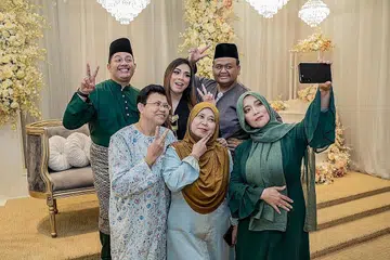 SINAR LEBARAN '23: MakMok Productions yang terdiri daripada (dari kiri, mengikut putaran jam), Zahid Ali, Sasya Foxx, Andree Iskandar, Marzyla Abdul Halim dan Zainab Idris teruja dapat kembali menganjurkan acara Sinar Lebaran '23 pada 19 Mei nanti, yang turut dijayakan penyanyi legenda Wann (memegang telefon bimbit).