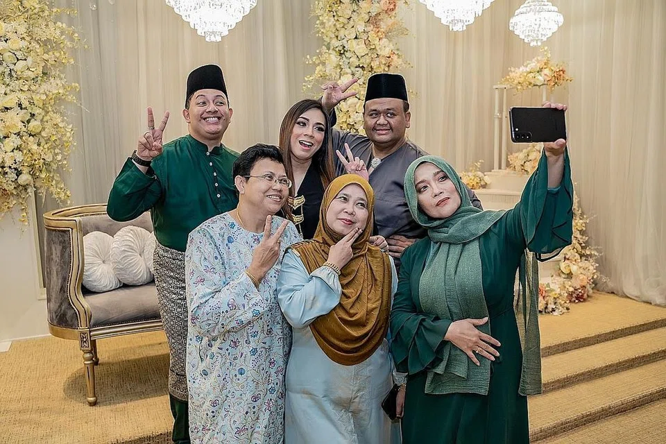 SINAR LEBARAN '23: MakMok Productions yang terdiri daripada (dari kiri, mengikut putaran jam), Zahid Ali, Sasya Foxx, Andree Iskandar, Marzyla Abdul Halim dan Zainab Idris teruja dapat kembali menganjurkan acara Sinar Lebaran '23 pada 19 Mei nanti, yang turut dijayakan penyanyi legenda Wann (memegang telefon bimbit).
