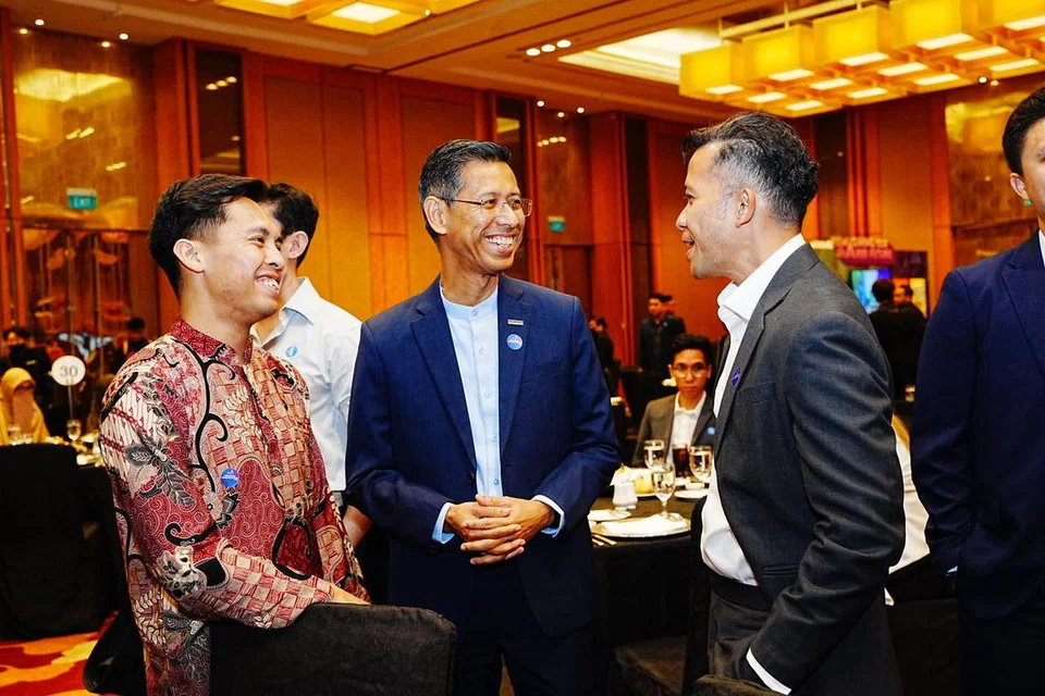 Mantan Ketua Pegawai Eksekutif (CEO) SingPost, Encik Shahrin Abdol Salam (tengah), berinteraksi dengan karyawan lain semasa acara jaringan karyawan, #MakingConnections, anjuran Yayasan Mendaki di Sands Expo and Convention Centre pada 4 Julai. 