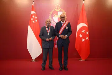 Presiden Tharman Shanmugaratnam (kanan) menyampaikan Anugerah Warga Negara Kehormat kepada Encik Tarun Das, mantan Ketua Pengarah Perikatan Perusahaan India (CII), sebagai mengiktiraf sumbangan beliau dalam memperjuangkan hubungan Singapura-India selama beberapa dekad.