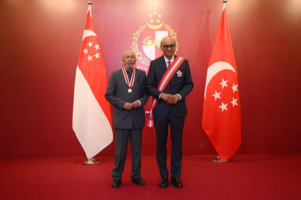 Presiden Tharman Shanmugaratnam (kanan) menyampaikan Anugerah Warga Negara Kehormat kepada Encik Tarun Das, mantan Ketua Pengarah Perikatan Perusahaan India (CII), sebagai mengiktiraf sumbangan beliau dalam memperjuangkan hubungan Singapura-India selama beberapa dekad.