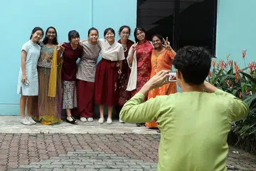 MENJAGA KEHARMONIAN: Usaha harus dilakukan dalam membimbing anak-anak kita bukan hanya menjadi Muslim yang baik tetapi juga memahami kehidupan Muslim dalam konteks kehidupan majmuk di sini. Foto fail ini diambil tahun lalu. - Foto fail
