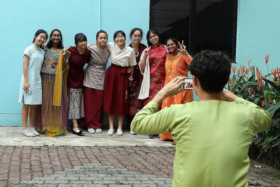 MENJAGA KEHARMONIAN: Usaha harus dilakukan dalam membimbing anak-anak kita bukan hanya menjadi Muslim yang baik tetapi juga memahami kehidupan Muslim dalam konteks kehidupan majmuk di sini. Foto fail ini diambil tahun lalu. - Foto fail