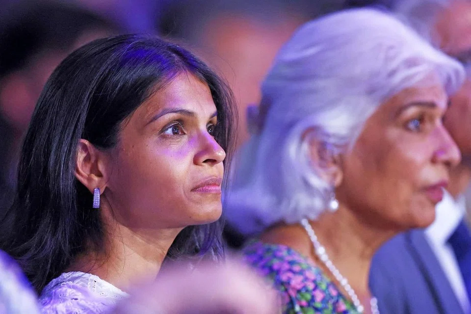 KAYA: Cik Akshata Murty (kiri), isteri keturunan India kepada Rishi Sunak yang bakal menjadi Perdana Menteri Britain, dilaporkan memiliki kekayaan melimpah-ruah. - Foto REUTERS