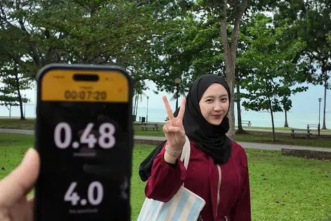Wartawan pelatih, Aishah Effandy, menunjukkan nombor 2 setelah berulang-alik dua kali di Taman East Coast serupa jarak melakukan tawaf