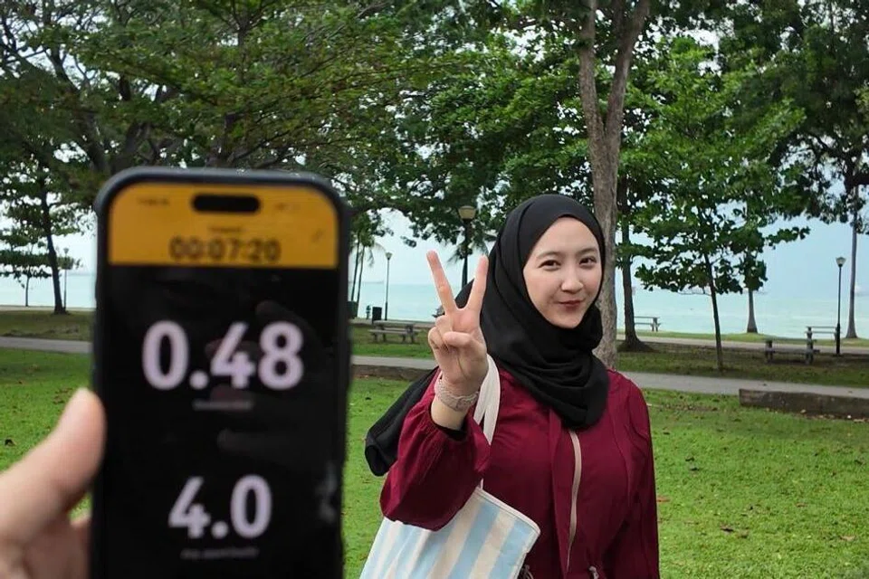 Wartawan pelatih, Aishah Effandy, menunjukkan nombor 2 setelah berulang-alik dua kali di Taman East Coast serupa jarak melakukan tawaf