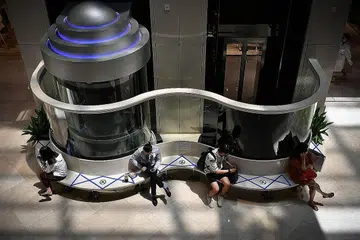 SEKATAN DILONGGARKAN: Beberapa orang dilihat duduk di tempat awam dengan pelekat sebagai langkah jarak selamat di pusat membeli-belah Wisma Atria semalam. - Foto BH oleh LIM YAOHUI