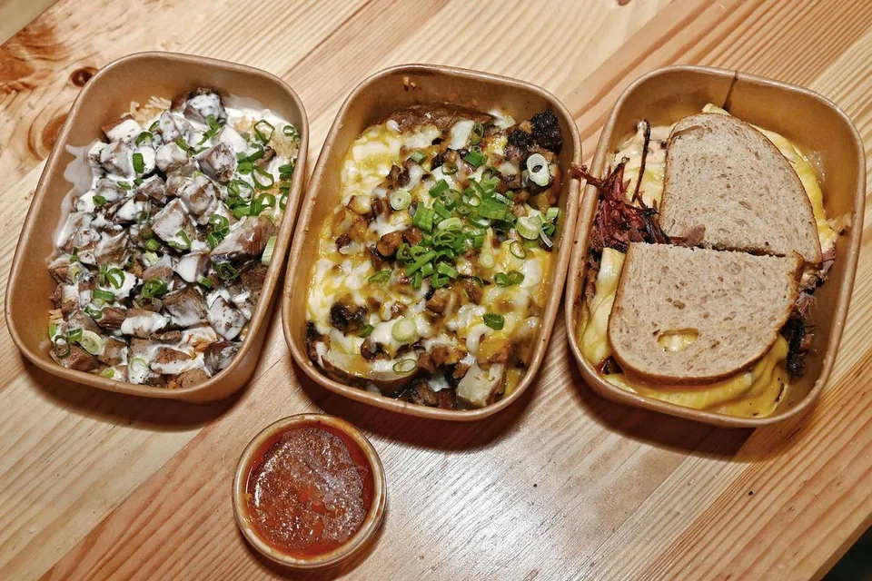 Hidangan ‘Burnt Ends Rice’($19) (dari kiri), ‘Loaded Spuds dengan Brisket Salai’ ($15) dan ‘Smoked Reuben Sandwich’ ($22). 
