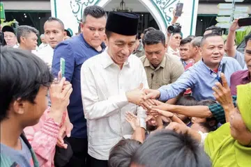 Mantan Presiden Indonesia, Encik Joko ‘Jokowi’ Widodo (tengah), serta lebih 20 pengikutnya yang lain secara rasmi dipecat daripada Parti Demokrasi Indonesia Perjuangan (PDI-P).