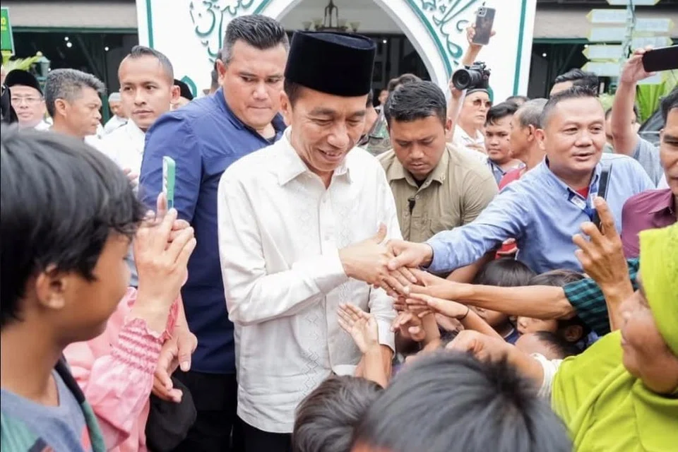 Mantan Presiden Indonesia, Encik Joko ‘Jokowi’ Widodo (tengah), serta lebih 20 pengikutnya yang lain secara rasmi dipecat daripada Parti Demokrasi Indonesia Perjuangan (PDI-P).