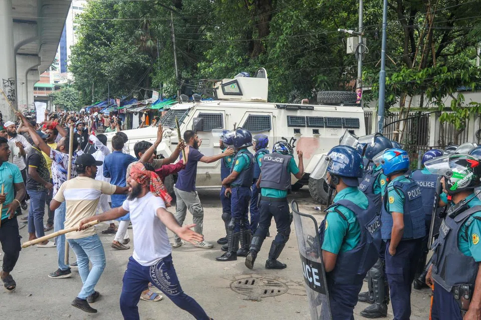 Polis pencegah rusuhan dikerah untuk mengawal tunjuk perasaan oleh pelajar di kampus Universiti Dhaka pada 4 Ogos. 
