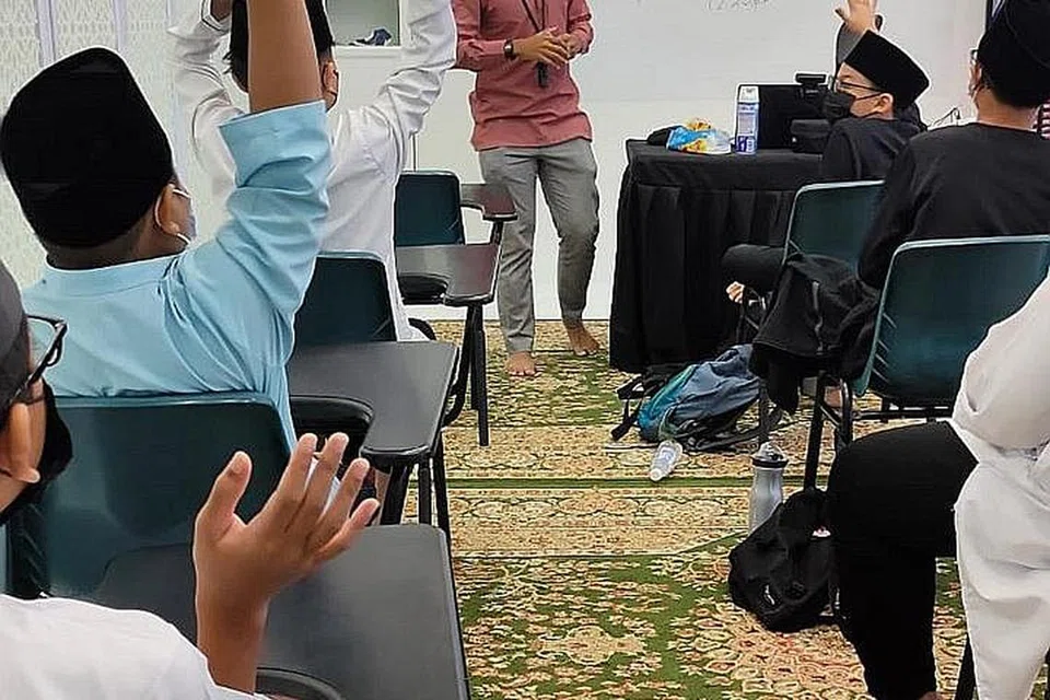 SAMBUTAN MENGGALAKKAN: Kelas darjah enam di madrasah Nur Insan di Yishun ini mendapat perhatian ramai.