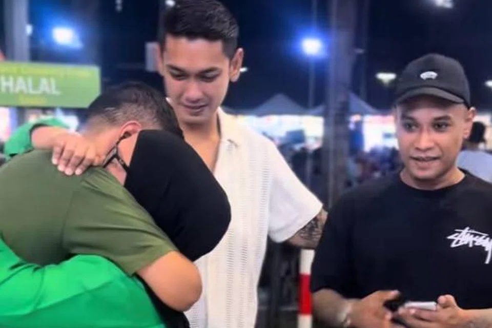 Kejutan apabila adik bongsu juga hadir ke jamuan makan malam dan berpelukan erat bersama kakaknya. 