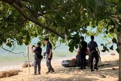 LELAKI HILANG: Pihak berkuasa  mengerahkan bot untuk melakukan usaha pencarian sedang beberapa kereta bomba dan ambulans ditempatkan di kawasan kejadian dekat jeti Punggol Point.