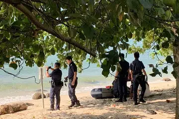 LELAKI HILANG: Pihak berkuasa  mengerahkan bot untuk melakukan usaha pencarian sedang beberapa kereta bomba dan ambulans ditempatkan di kawasan kejadian dekat jeti Punggol Point.