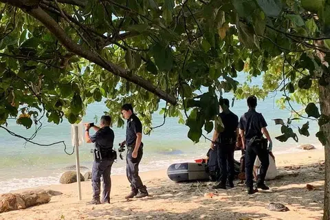 LELAKI HILANG: Pihak berkuasa  mengerahkan bot untuk melakukan usaha pencarian sedang beberapa kereta bomba dan ambulans ditempatkan di kawasan kejadian dekat jeti Punggol Point.