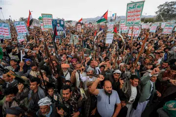 Penunjuk perasaan melaungkan slogan dan mengangkat senjata semasa perhimpunan perpaduan terhadap rakyat Palestin di Jaluran Gaza dan mengecam serangan Amerika Syarikat, di luar Masjid Besar Saleh di Sanaa, ibu negara Yaman yang dikuasai Houthi.