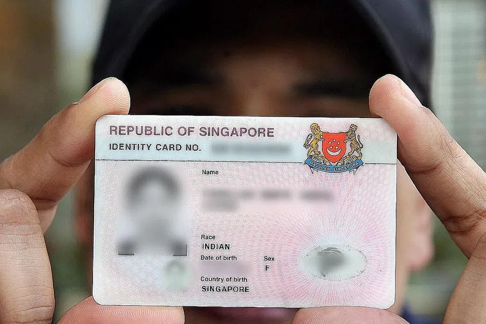 BUAT SENDIRI DALAM TALIAN: Dengan khidmat dalam talian yang baru itu, orang ramai boleh membuat pertukaran alamat rumah sama ada di Singapura mahupun luar negara secara dalam talian. - Foto fail