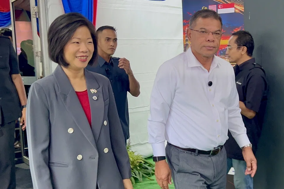 Menteri Kedua Ehwal Luar merangkap Menteri Kedua Ehwal Dalam Negeri Singapura, Cik Sim Ann (kiri), diiringi oleh Menteri Dalam Negeri Malaysia, Datuk Seri Saifuddin Nasution Ismail pada majlis penutup latihan di Depoh RTS Wadi Hana, Johor Bahru, pada 28 Oktober.