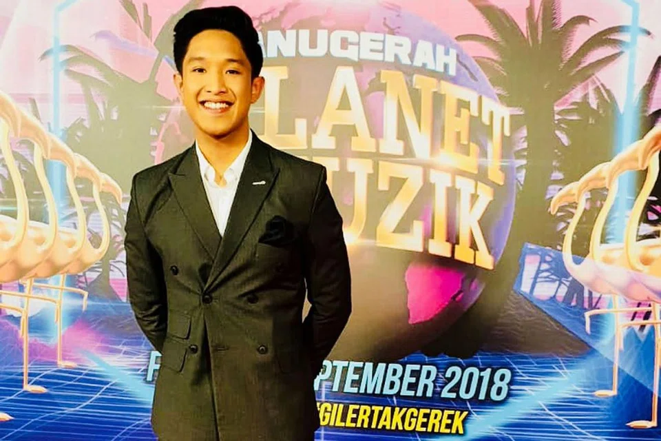 YAKINI KEBOLEHAN BAKAT BRUNEI: Aziz Harun akur Brunei tidak kekurangan bakat muda yang berpotensi memikat hati pendengar di Nusantara dengan lagu bermutu. -- Foto BH oleh SRI AFIQAH HAMIR
