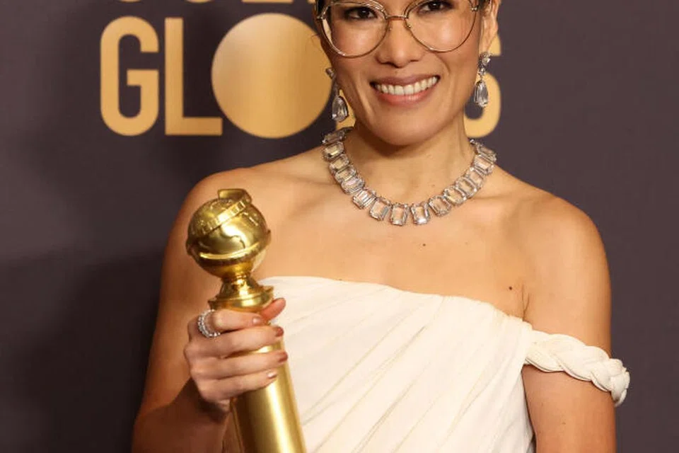 ALI WONG: Pelawak yang membawa watak sebagai individu yang marah-marah di tengah jalan dalam filem ‘Beef’ adalah individu keturunan Asia pertama yang menjulang piala Pelakon Wanita Terbaik (Siri Terbatas) bagi filem Netflix, ‘Beef’.