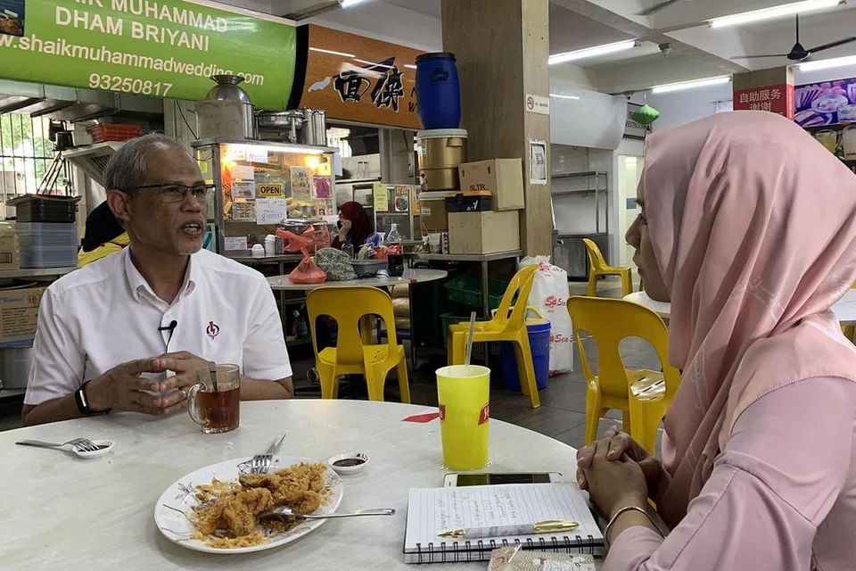 RASA BANGGA: Dalam sesi temubual wartawan Shahida Sarhid dengan Encik Masagos Zulkifli dekat sebuah kedai kopi di Tampines Street 11 baru-baru ini, Encik Masagos berkata masyarakat Melayu perlu bangga dengan pencapaian yang telah mereka raih selama ini. - Foto BM oleh FAKHRURADZI ISMAIL