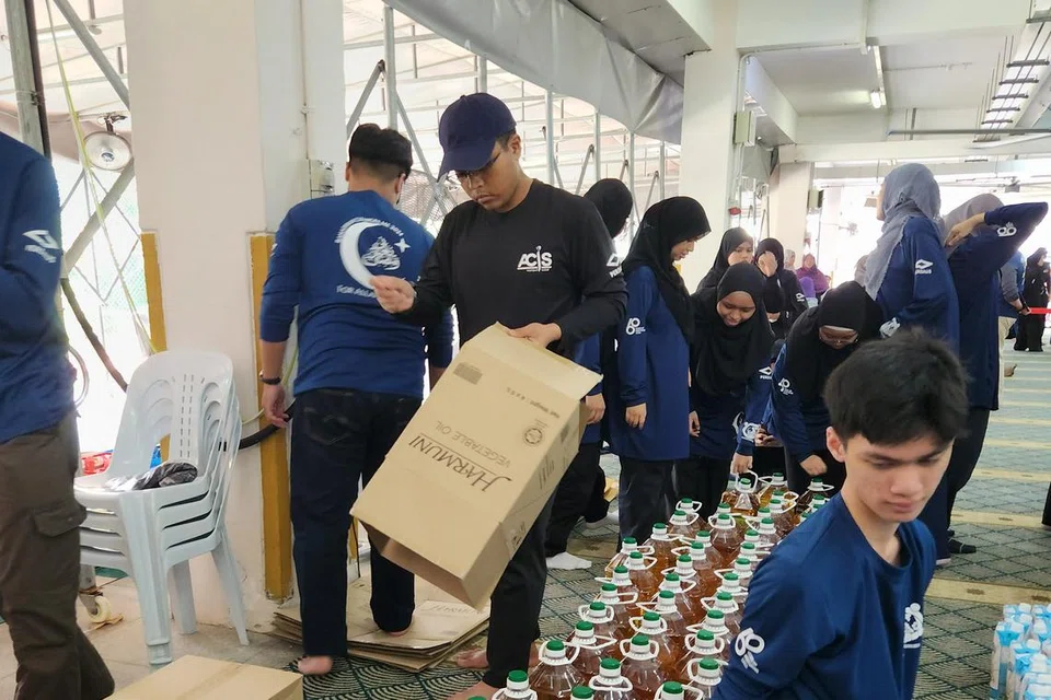 Pelajar dan sukarelawan belia membungkus barangan asas dan runcit di Masjid Al-Khair untuk diagihkan kepada penerima bantuan makanan, ‘Food Aid’. 