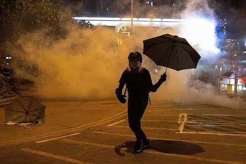 MAKIN BURUK: Penunjuk perasaan di Hongkong melarikan diri dari terkena pemedih mata. - Foto REUTERS