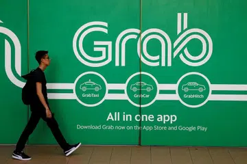 LANGKAH LINDUNGI PEMANDU: Menurut Grab langkah menawarkan perlindungan insurans adalah demi membantu pemandu kehilangan pendapatan akibat penyakit atau kecederaan. - Foto fail