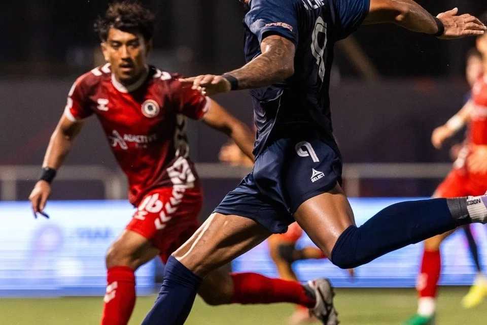 Penyerang Young Lions, Sergio Mendoca (jersi biru), menjaringkan gol tunggal perlawanan hasil gerakan hebat pasukan. Kemenangan 1-0 itu merupakan kemenangan kedua selepas kemenangan 2-0 Hougang United ke atas Young Lions pada 30 Januari diubah menjadi kemenangan kepada Young Lions. Hougang telah turunkan seorang pemain yang tidak layak akibat tidak memiliki pas kerja yang sah.