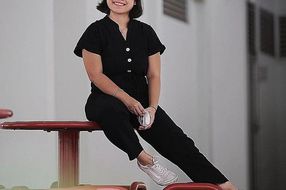 NIAT MURNI: Salah seorang pengasas bagi Teater Masyarakat, Cik Izzaty Ishak, berharap dapat mengutarakan mesej penting mengenai nasib golongan susah bagi menjadi renungan penonton. - Foto BH oleh GIN TAY TAKLIMAT SEBELUM PERSEMBAHAN: Cik Izzaty (dua dari kanan) memberi kata-kata perangsang sebelum persembahan 'The Block Party', oleh Teater Masyarakat di Esplanade tahun lalu.