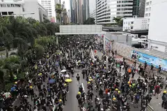 SEKAT JALAN RAYA: Penunjuk perasaan berkumpul dan menyekat akses ke Harcourt Road, yang berdekatan kompleks Majlis Perundangan Hongkong semalam. - Foto EPA-EFE
