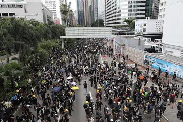 SEKAT JALAN RAYA: Penunjuk perasaan berkumpul dan menyekat akses ke Harcourt Road, yang berdekatan kompleks Majlis Perundangan Hongkong semalam. - Foto EPA-EFE