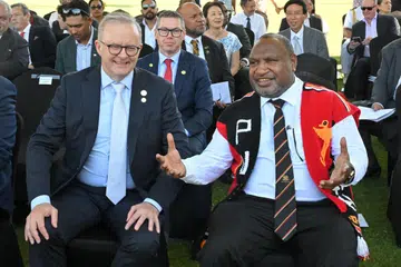 Perdana Menteri Australia, Anthony Albanese, dan Perdana Menteri Papua New Guinea, James Marape, menghadiri upacara menurunkan bendera di Port Moresby, Papua New Guinea, 16 September 2025.