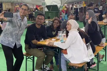 Menteri Negara (Ehwal Dalam Negeri merangkap Pembangunan Negara), Profesor Madya Dr Muhammad Faishal Ibrahim (kiri), yang juga penasihat utama Wisma Geylang Serai (WGS), menemui peniaga dan pengunjung di Bazar Raya Geylang Serai baru-baru ini. 