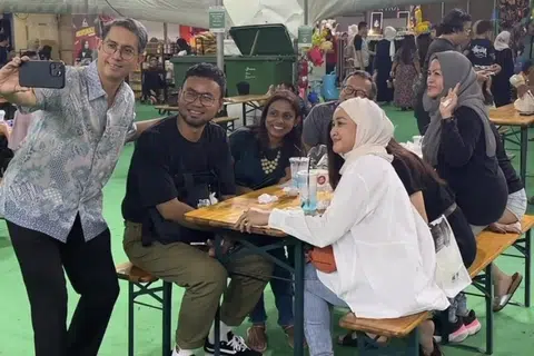 Menteri Negara (Ehwal Dalam Negeri merangkap Pembangunan Negara), Profesor Madya Dr Muhammad Faishal Ibrahim (kiri), yang juga penasihat utama Wisma Geylang Serai (WGS), menemui peniaga dan pengunjung di Bazar Raya Geylang Serai baru-baru ini. 