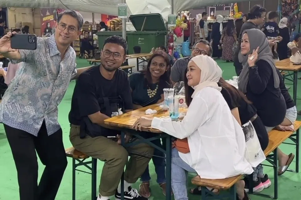 Menteri Negara (Ehwal Dalam Negeri merangkap Pembangunan Negara), Profesor Madya Dr Muhammad Faishal Ibrahim (kiri), yang juga penasihat utama Wisma Geylang Serai (WGS), menemui peniaga dan pengunjung di Bazar Raya Geylang Serai baru-baru ini. 
