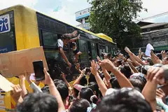 PEMBEBASAN TAHANAN: Ribuan tahanan dari Penjara Insein meraikan pembebasan mereka bersama orang ramai di Yangon pada 19 Oktober 2021 setelah ditangkap kerana membuat bantahan terhadap kudeta. Aktivis prodemokrasi seperti 'Nur' antara yang dibebaskan oleh junta tentera Myanmar sekitar masa yang sama. - Foto AFP