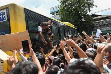 PEMBEBASAN TAHANAN: Ribuan tahanan dari Penjara Insein meraikan pembebasan mereka bersama orang ramai di Yangon pada 19 Oktober 2021 setelah ditangkap kerana membuat bantahan terhadap kudeta. Aktivis prodemokrasi seperti 'Nur' antara yang dibebaskan oleh junta tentera Myanmar sekitar masa yang sama. - Foto AFP