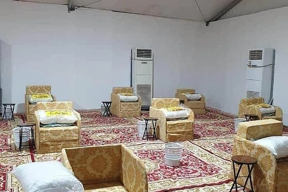 PERSIAPAN TETAP RAPI: Walaupun jumlah jemaah haji tahun ini dihadkan kepada 1,000 sahaja, persiapan tetap dibuat dengan rapi di Makkah demi mengelakkan Covid-19. Ini termasuk memastikan khemah di Arafah tersedia menerima jemaah haji serta penyediaan tempat tidur dan tempat duduk bagi jemaah yang bakal menginap di dalam khemah semasa wuquf kelak. - Foto-foto FACEBOOK HARAMAIN SHARIFAIN