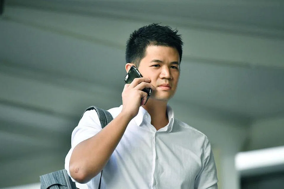 HALANG LALUAN TRAFIK: Eric Cheung Hoyu (dalam gambar) didenda $2,800 atas dua tuduhan, kerana bertindak tanpa bertanggungjawab, dan telah menghalang aliran trafik dengan menunggang basikalnya di tengah-tengah jalan. - Foto BH oleh LIM YAO HUI. 