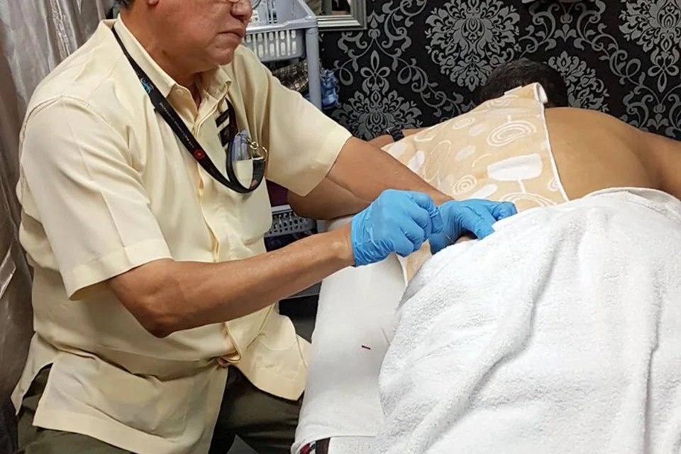  Haji Abdul Latiff (gambar) bekerjasama dengan 22 tukang urut tempatan lain untuk membukukan pengalaman mereka dalam antologi berjudul 'Urutan Kontemporari Terapis Melayu Singapura' yang ditulis mantan wartawan Berita Harian (BH), Encik Saini Salleh. Foto: Fail 