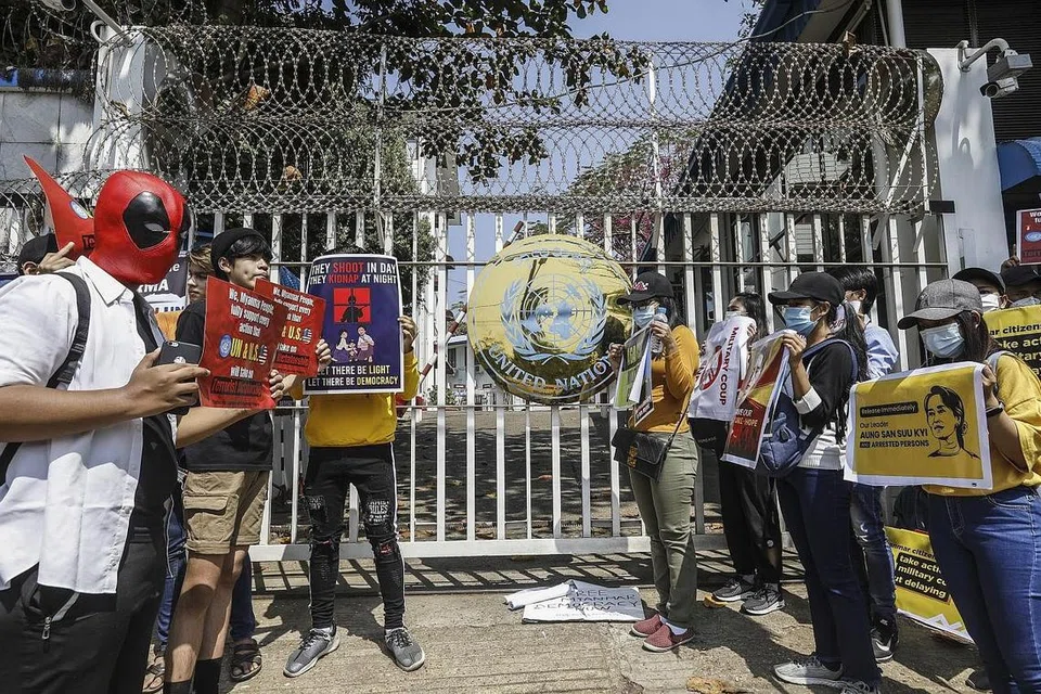 MOHON KEPEDULIAN: Rakyat Myanmar membuat bantahan di luar pejabat Pertubuhan Bangsa-Bangsa Bersatu (PBB) bagi Myanmar, memohon campur tangan pertubuhan itu bagi mengembalikan demokrasi di negara mereka. - Foto EPA-EFE