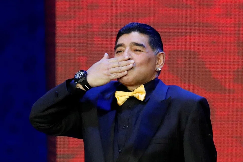 Gambar atas ketika Maradona menghadiri majlis padanan Piala Dunia Fifa di Moscow pada 2019. - Foto REUTERS, EPA-EFE