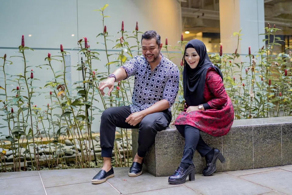 MENARUH HARAPAN: Hazrul Nizam (kiri) dan Diana Nazyra berharap lagu Sejuta Kata akan mendapat sambutan positif peminat.