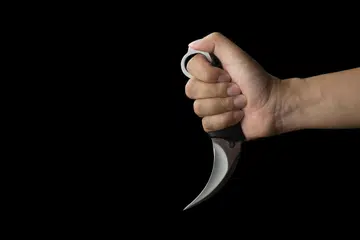 Gambaran pisau karambit yang digunakan suspek dalam serangan ke atas dua lelaki pada 25 April di Prinsep Street. Tiga daripada empat suspek masing-masing dikenakan tuduhan menyebabkan kecederaan secara sengaja dengan senjata berbahaya pada 27 April.